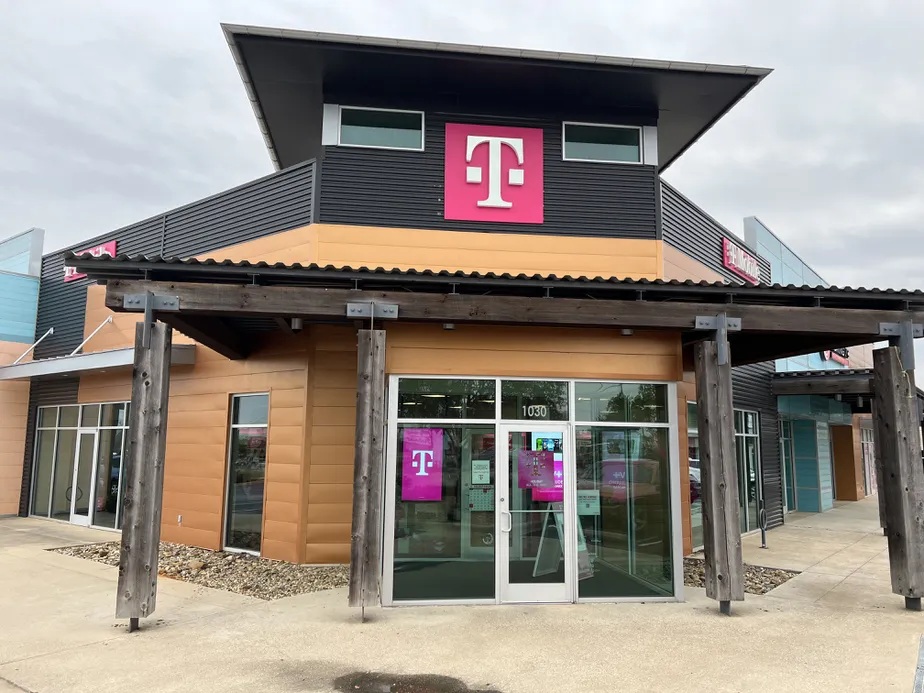 Exterior photo of T-Mobile Store at Broadway Ave & Crooked Trl, Tyler, TX