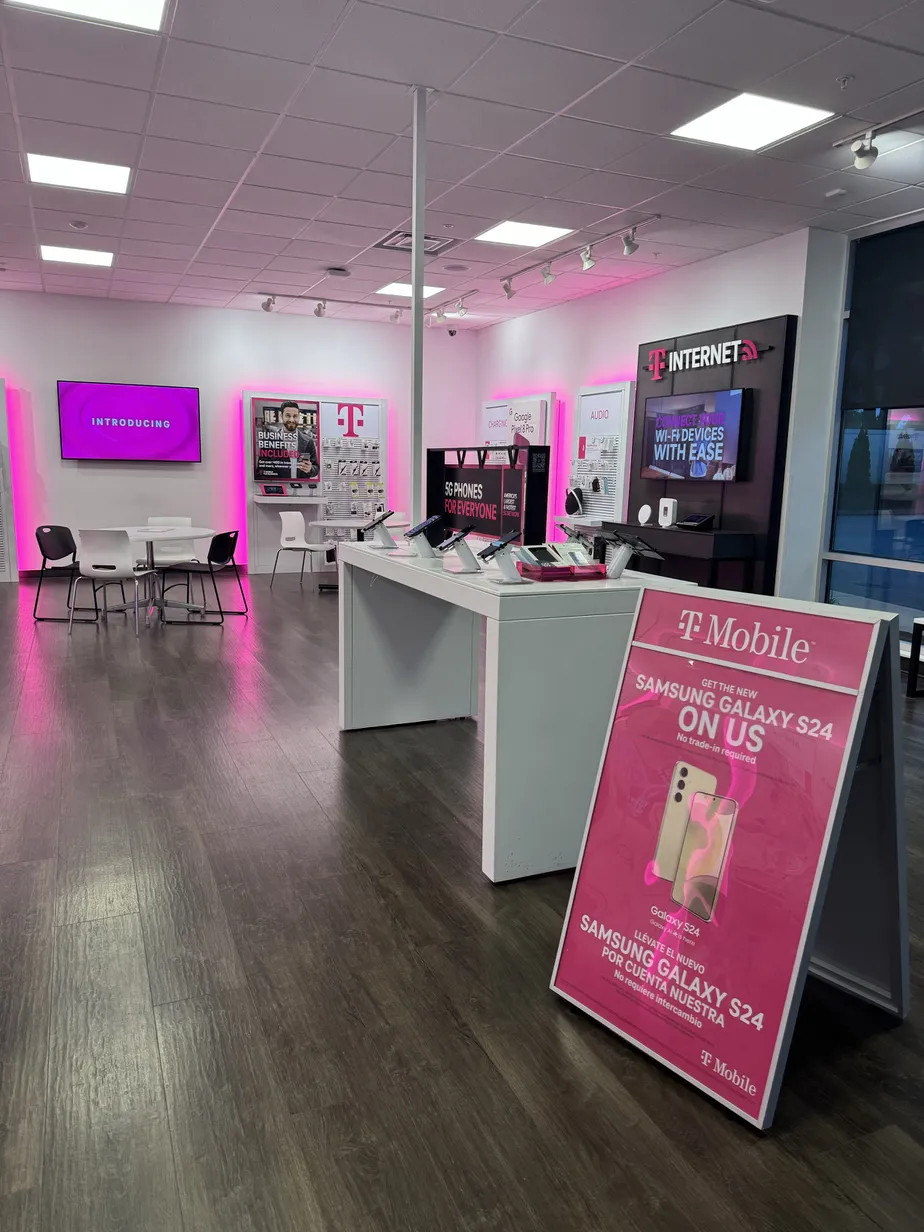  Interior photo of T-Mobile Store at Salem Tnpk & New London Tnpk, Norwich, CT 