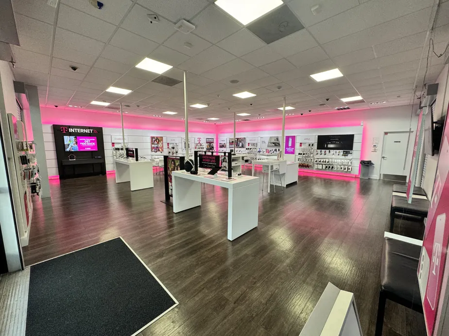 Foto del interior de la tienda T-Mobile en Gulf Coast Center, Fort Myers, FL