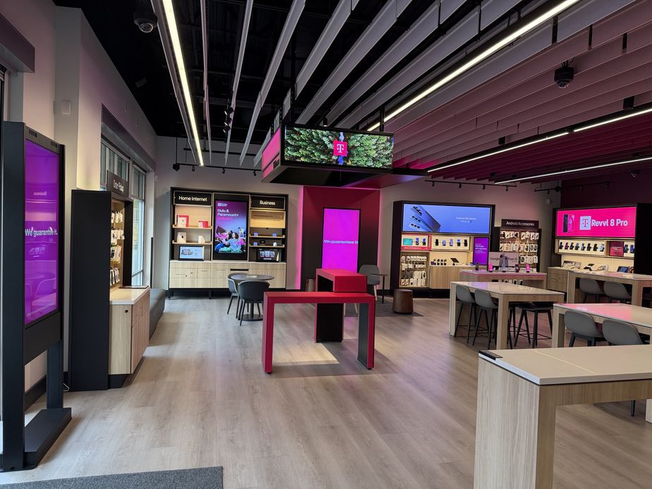 T-Mobile Bakerview & I-5 - 1315 West Bakerview Road 