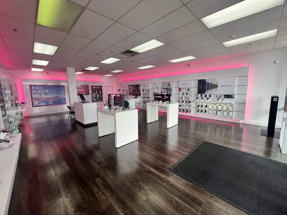  Interior photo of T-Mobile Store at Ky-53 & Cherrywood Dr, La Grange, KY 