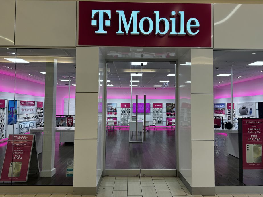 Exterior photo of T-Mobile Store at Plaza Rio Hondo, Bayamon, PR