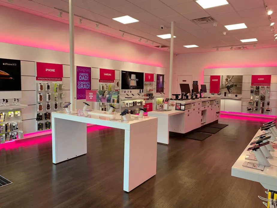 Foto del interior de la tienda T-Mobile en Acworth Oaks Dr & Baker Rd, Acworth, GA