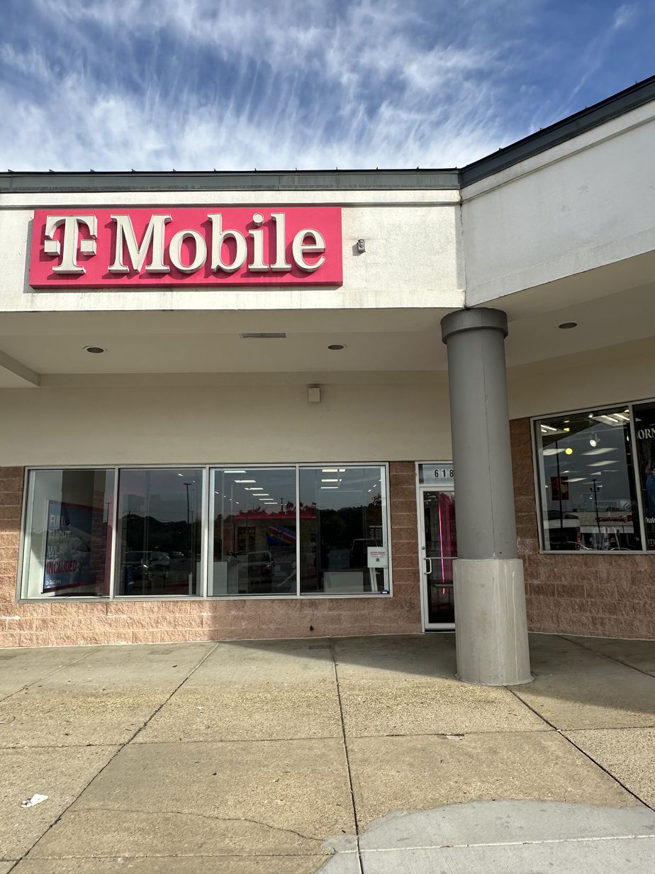 Exterior photo of T-Mobile Store at Oxon Hill Rd & Thompson Ln, Oxon Hill, MD