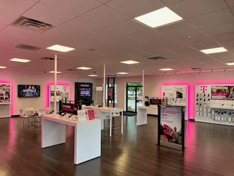 Foto del interior de la tienda T-Mobile en N Washington Hwy & England St, Ashland, VA