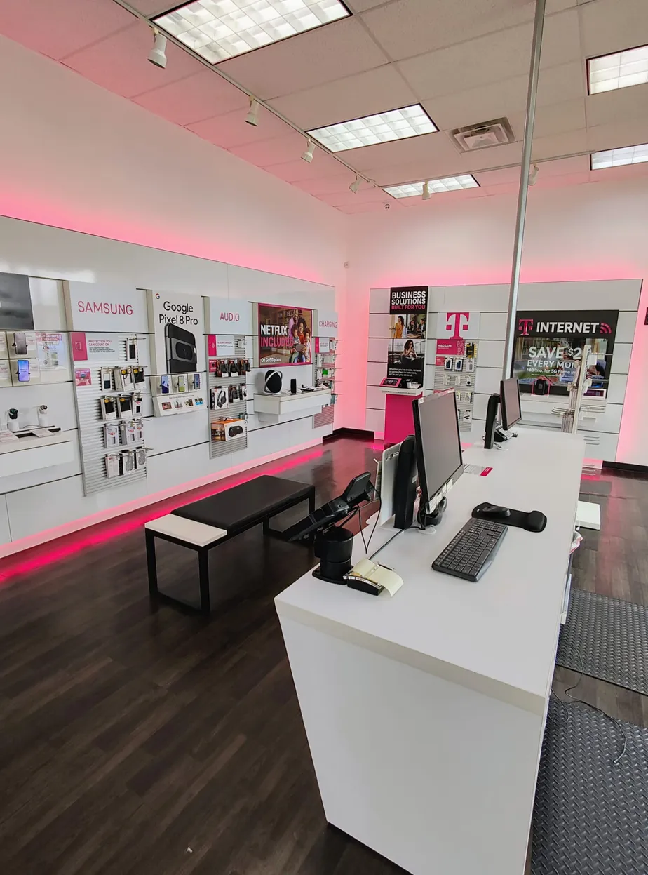  Interior photo of T-Mobile Store at Ridge & Broad, Griffith, IN 