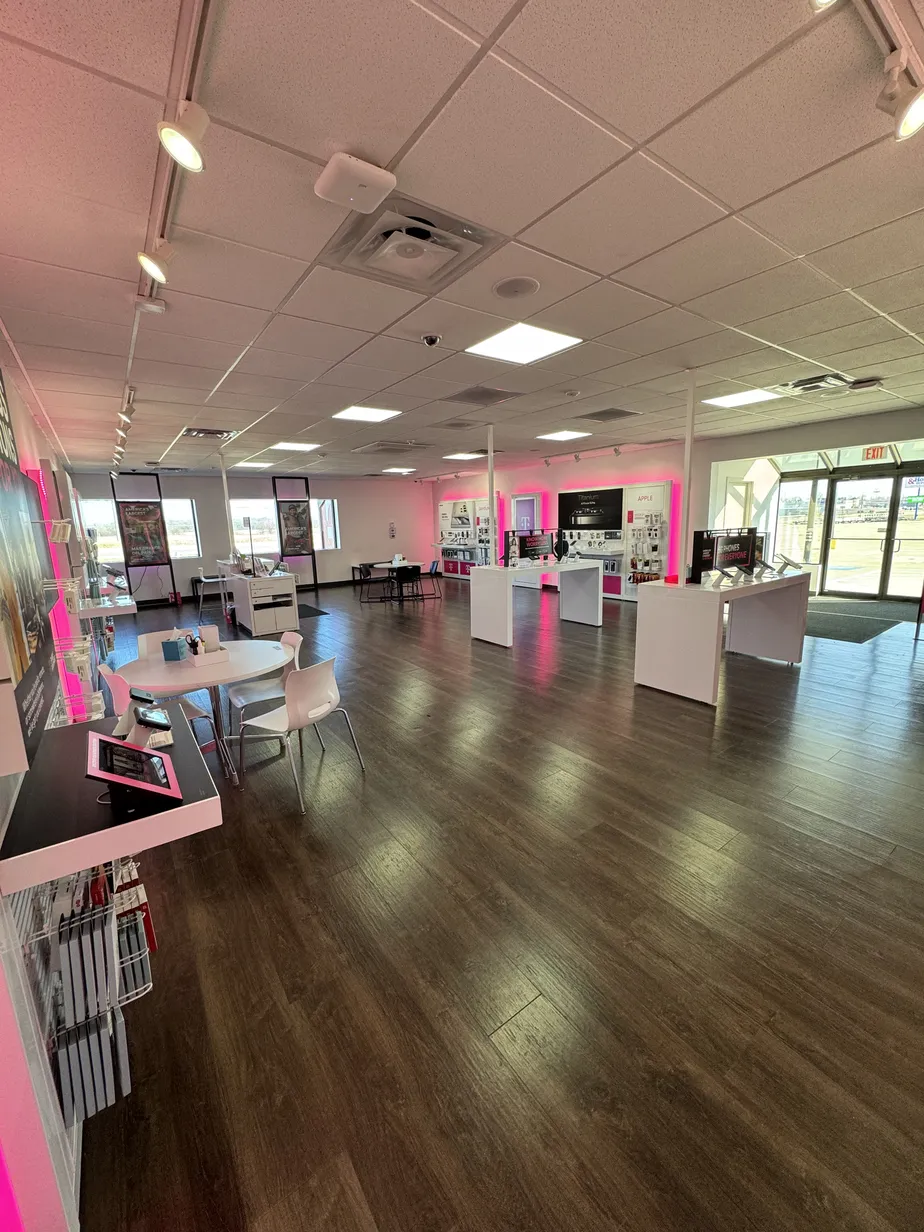 Foto del interior de la tienda T-Mobile en Woodlawn Rd & Malerich Dr, Lincoln, IL