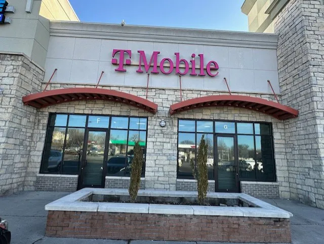 Foto del exterior de la tienda T-Mobile en Prescott Plaza, Kansas City, KS
