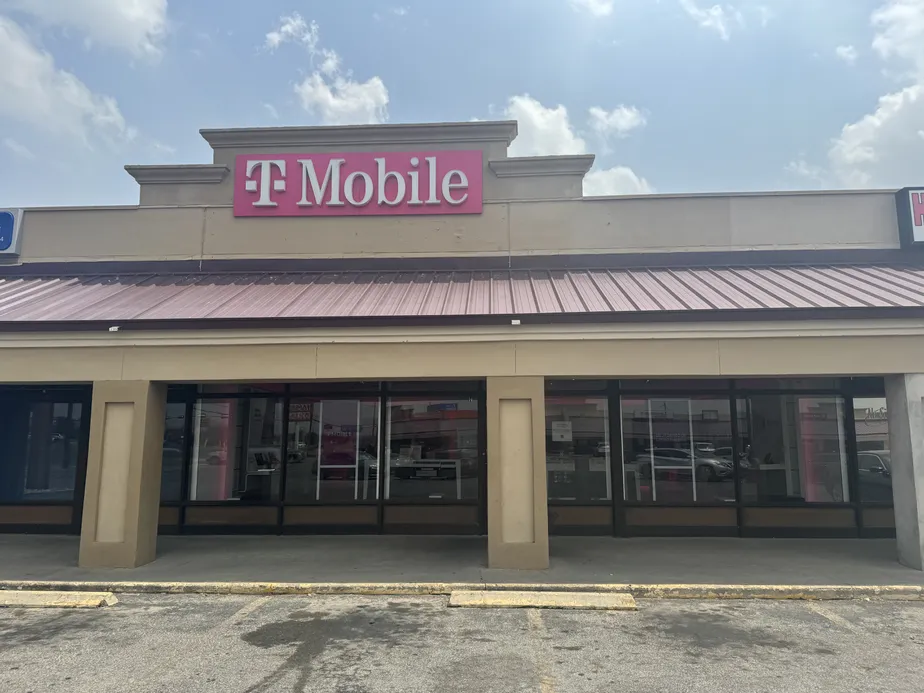  Exterior photo of T-Mobile Store at Veterans & Chevrolet, Del Rio, TX 