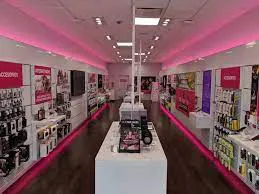 Foto del interior de la tienda T-Mobile en Centro Gran Caribe, Vega Alta, PR