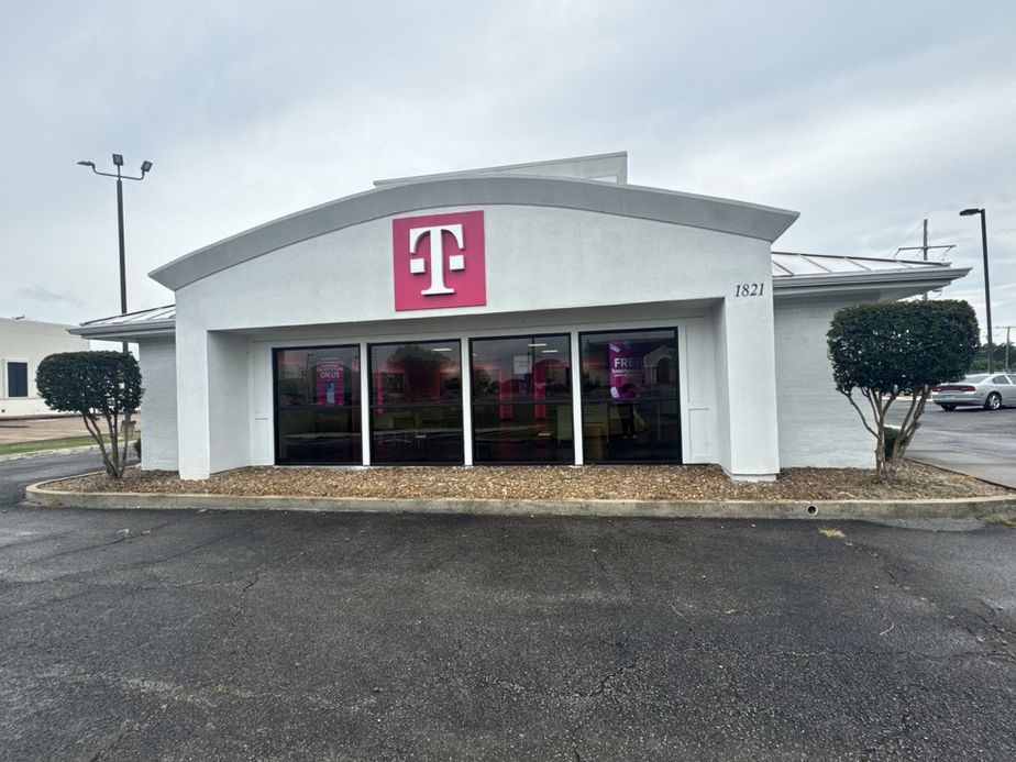Exterior photo of T-Mobile Store at MLK Jr Blvd & Bowman Blvd, Greenville, MS