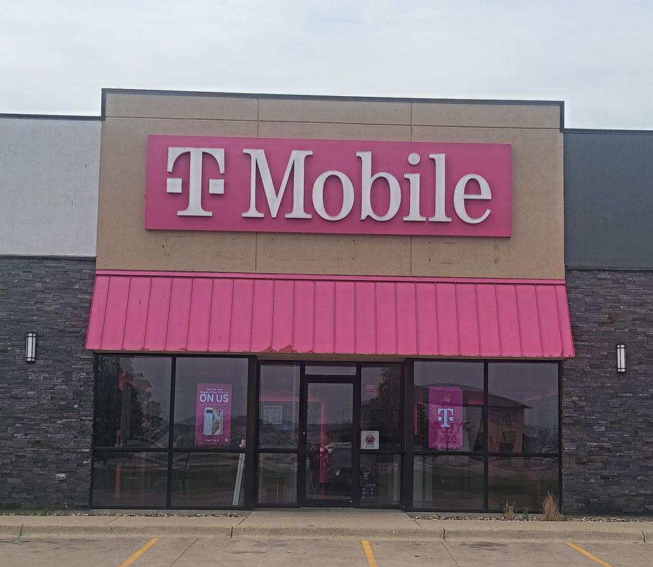 Exterior photo of T-Mobile Store at 9th Ave SE & 29th St SE, Watertown, SD