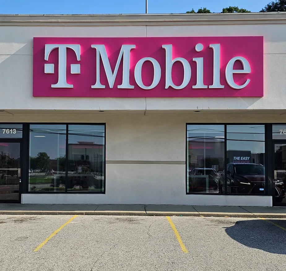  Exterior photo of T-Mobile Store at Shelbyville Rd & The Waterson, Louisville, KY 