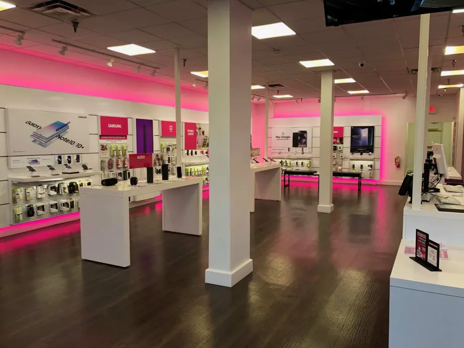 Foto del interior de la tienda T-Mobile en Wharton St & S 21st St, Pittsburgh, PA