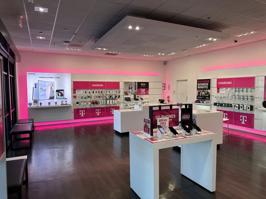 Foto del interior de la tienda T-Mobile en Madison & Date, Sacramento, CA