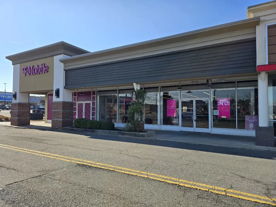 Foto del exterior de la tienda T-Mobile en The Shops at Willow Lawn, Richmond, VA