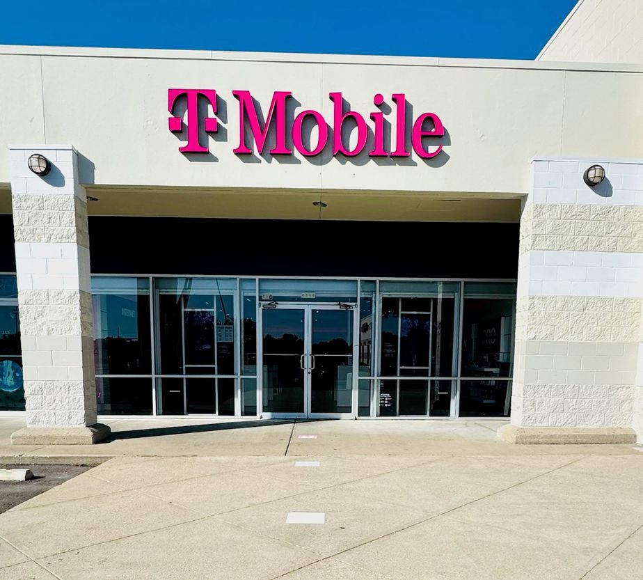 Exterior photo of T-Mobile Store at Alameda & Glazebrook, Corpus Christi, TX
