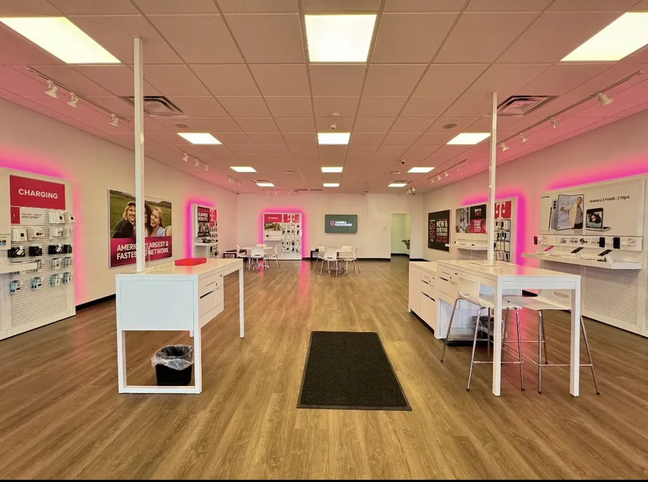 Foto del interior de la tienda T-Mobile en Delaware & Hart, McComb, MS