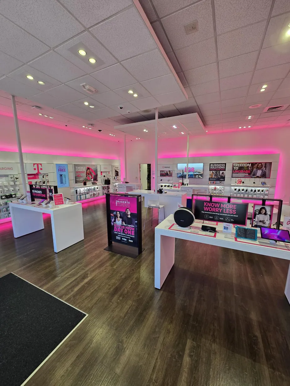 Foto del interior de la tienda T-Mobile en Tanasbourne, Hillsboro, OR
