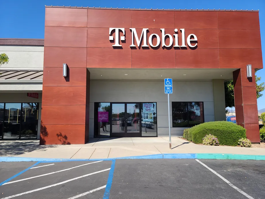 Foto del exterior de la tienda T-Mobile en Harden Ranch, Salinas, CA