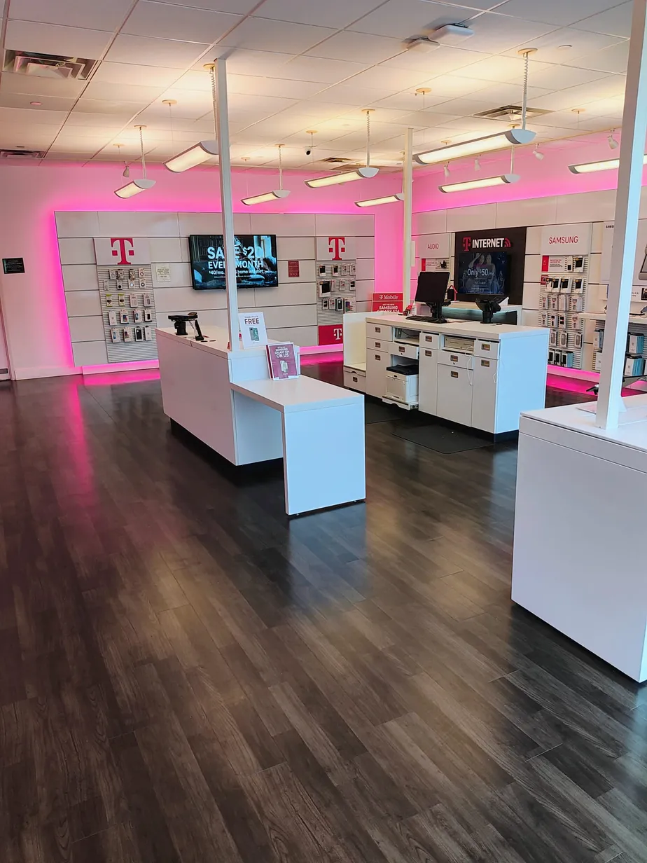 Foto del interior de la tienda T-Mobile en Archer Ave & W 135th St, Lemont, IL