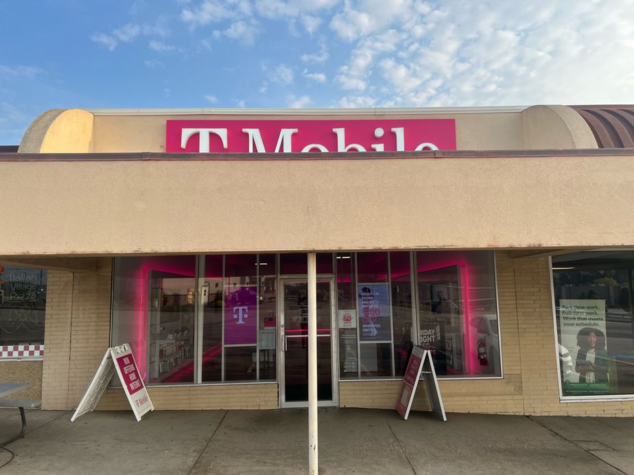 Exterior photo of T-Mobile Store at Tri County Lane & Rostraver Rd, Belle Vernon, PA