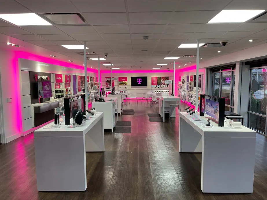 Foto del interior de la tienda T-Mobile en Sleater Kinney Rd & 6th Ave, Lacey, WA