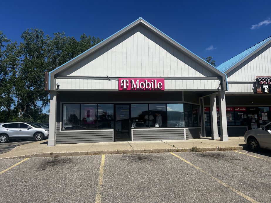 Exterior photo of T-Mobile Store at Nthrn Dr NE & Plainfield Av NE, Grand Rapids, MI