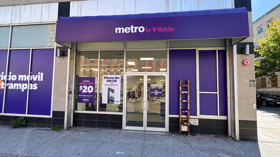 Metro by T-Mobile 1861 Lexington Ave - 1861 Lexington Ave 