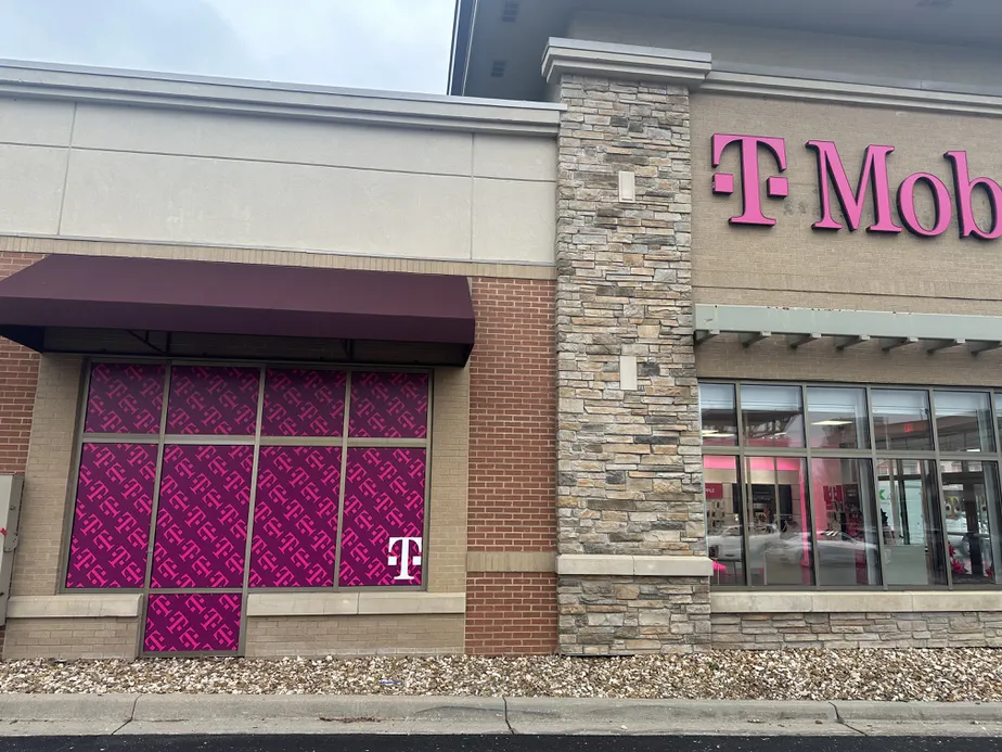  Exterior photo of T-Mobile Store at 135th St & Metcalf Ave, Overland Park, KS 