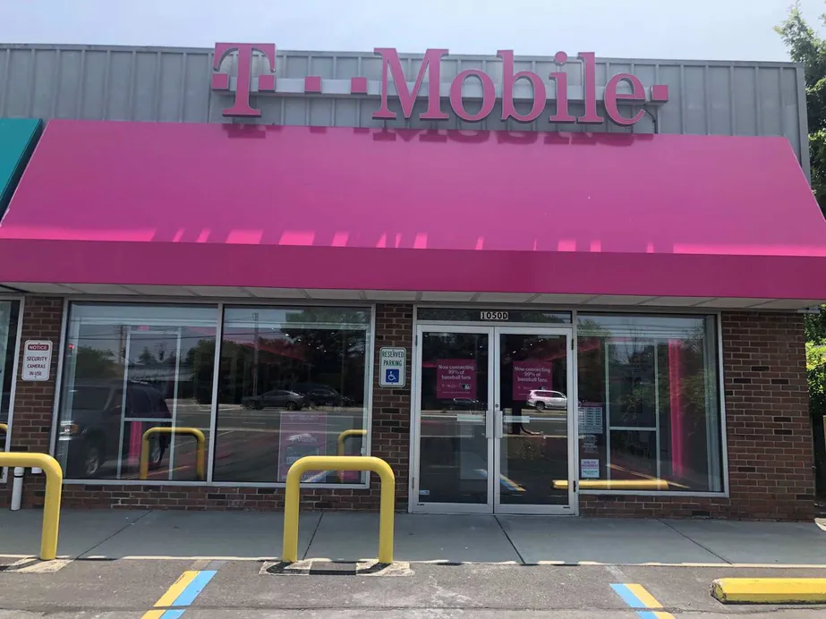 Foto del exterior de la tienda T-Mobile en Sunrise & Unqua, Massapequa, NY