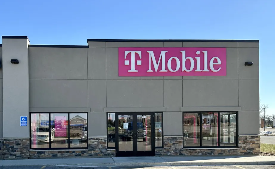  Exterior photo of T-Mobile Store at 18th Ave NW & 14th St NW, Austin, MN 