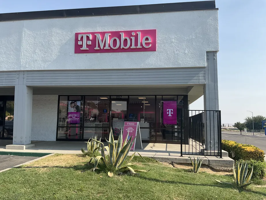Foto del exterior de la tienda T-Mobile en Taft Hills Plaza, Taft, CA