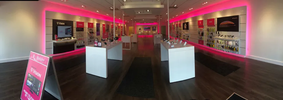 Foto del interior de la tienda T-Mobile en Sunrise & Unqua, Massapequa, NY