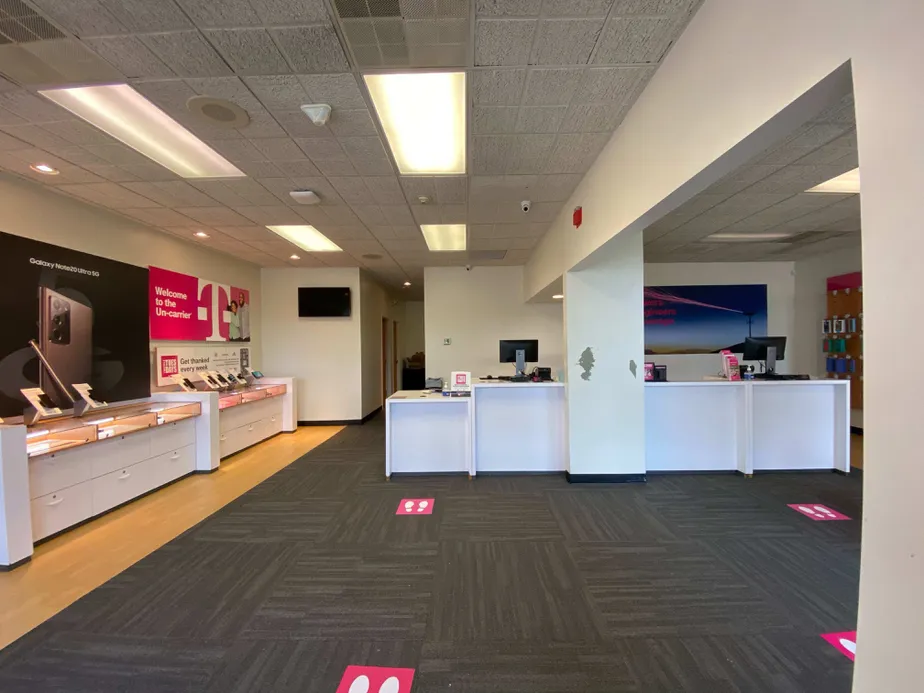 Foto del interior de la tienda T-Mobile en Commercial St & Quincy Ave, Braintree, MA