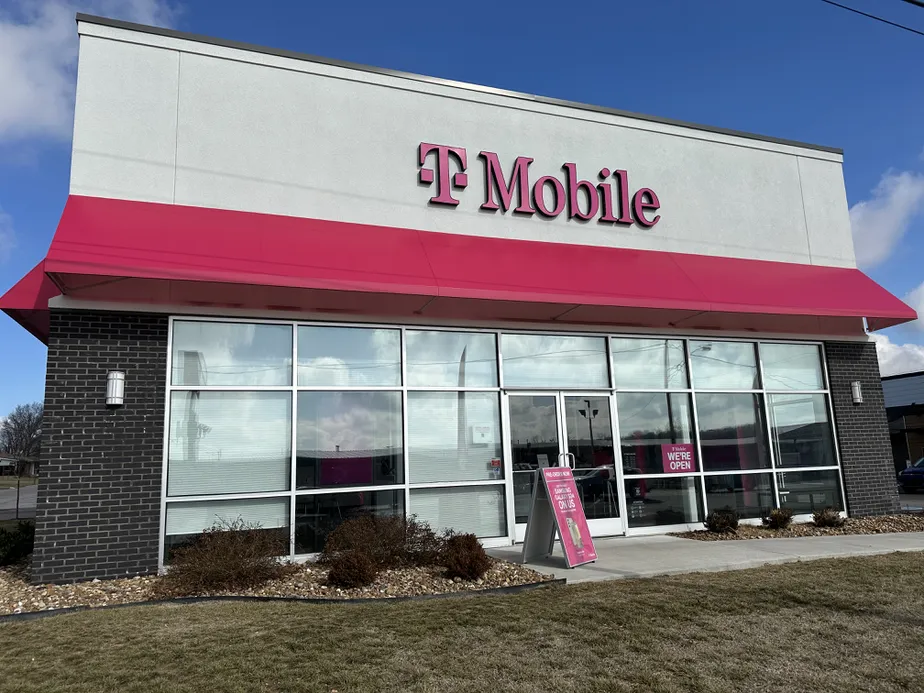  Exterior photo of T-Mobile Store at W Broadway St & N 2nd Ave, Princeton, IN 
