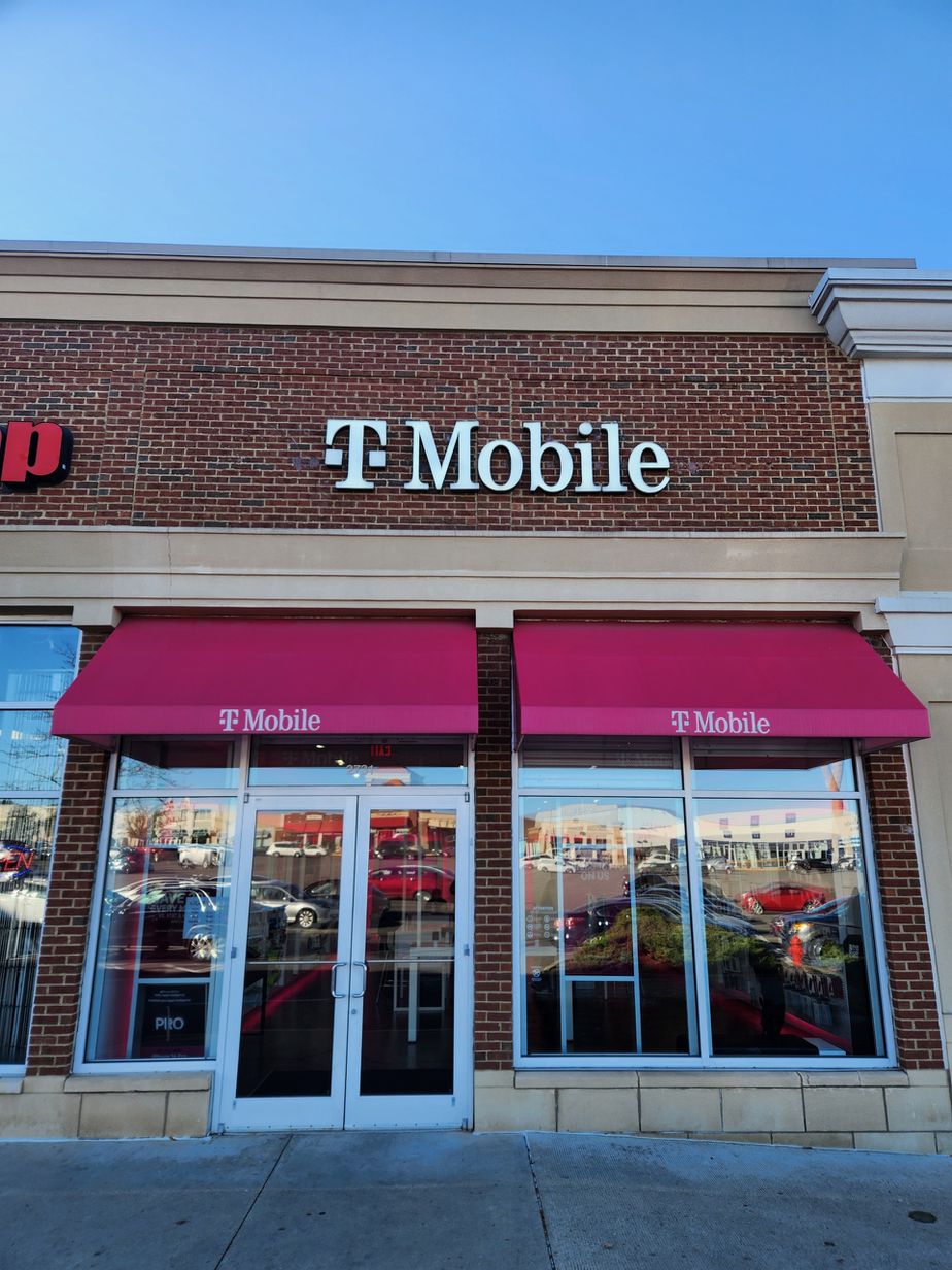 Exterior photo of T-Mobile Store at Rookwood Commons, Cincinnati, OH