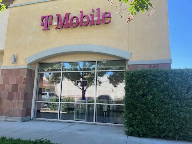 Exterior photo of T-Mobile Store at Panama & Wible, Bakersfield, CA