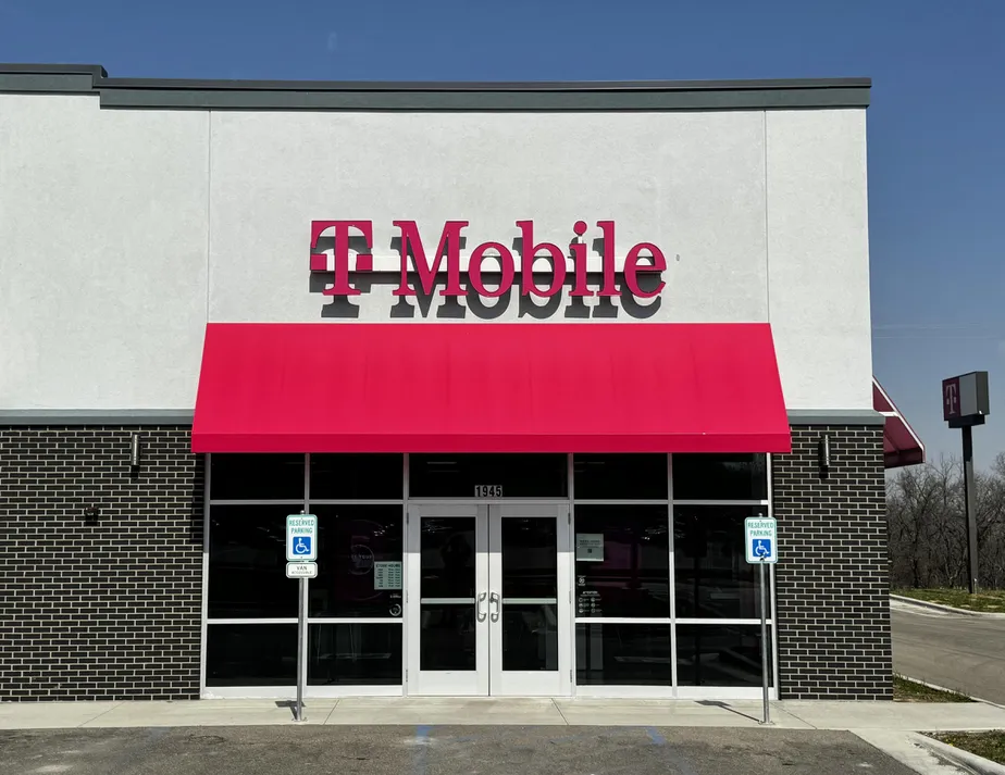  Exterior photo of T-Mobile Store at Venture Way & Rt 34, Ottumwa, IA 