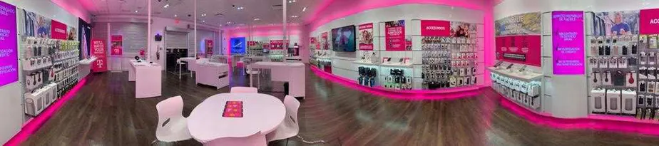 Foto del interior de la tienda T-Mobile en LA Virgencita, Toa Baja, PR