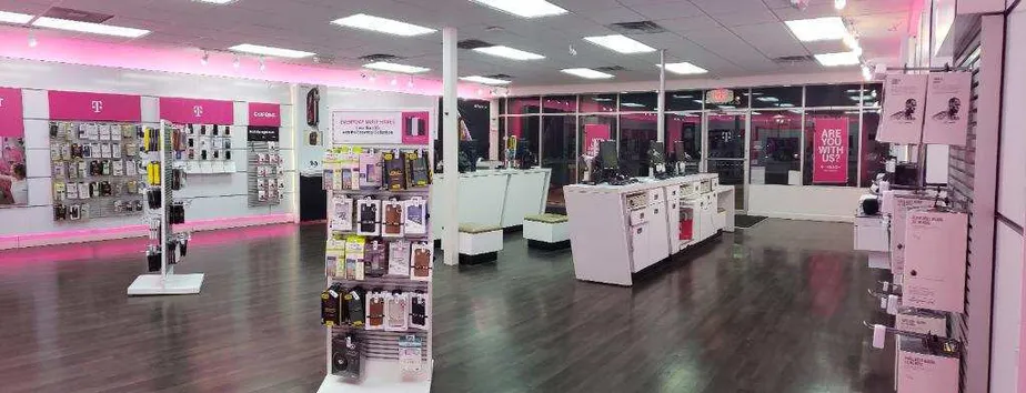 Foto del interior de la tienda T-Mobile en W Owen K Garriott & S Cleveland, Enid, OK