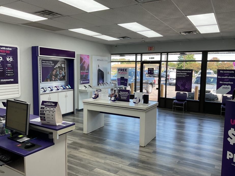 Metro by T-Mobile 4112 N High School Rd - 4112 N High School Rd 