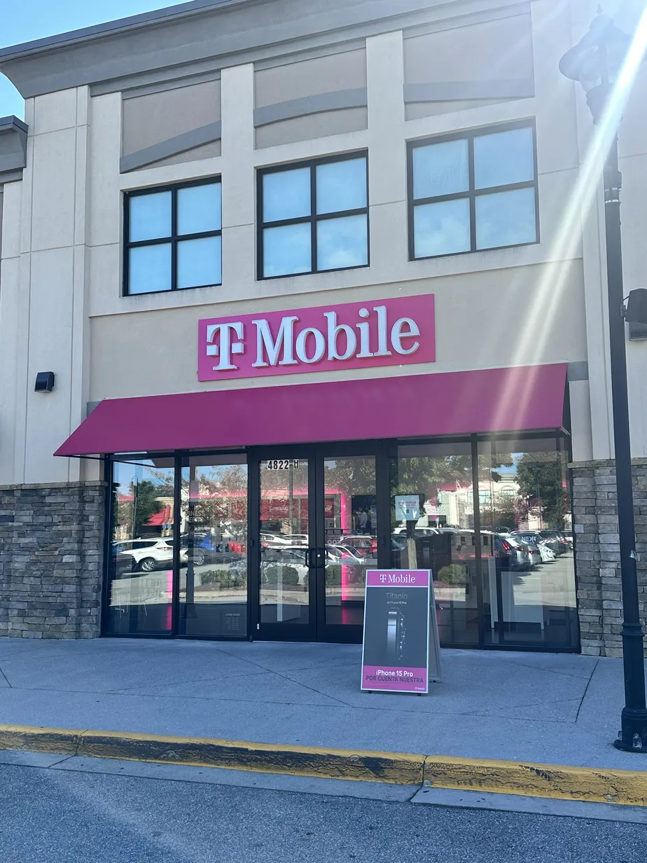 Foto del exterior de la tienda T-Mobile en Valley View Mall-Roanoke, VA, Roanoke, VA