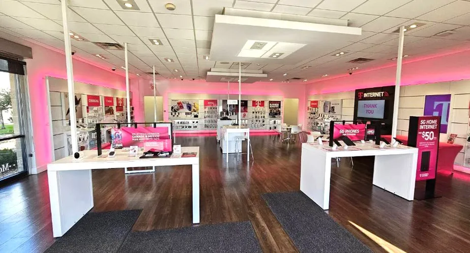Foto del interior de la tienda T-Mobile en 55th & Wadsworth, Arvada, CO