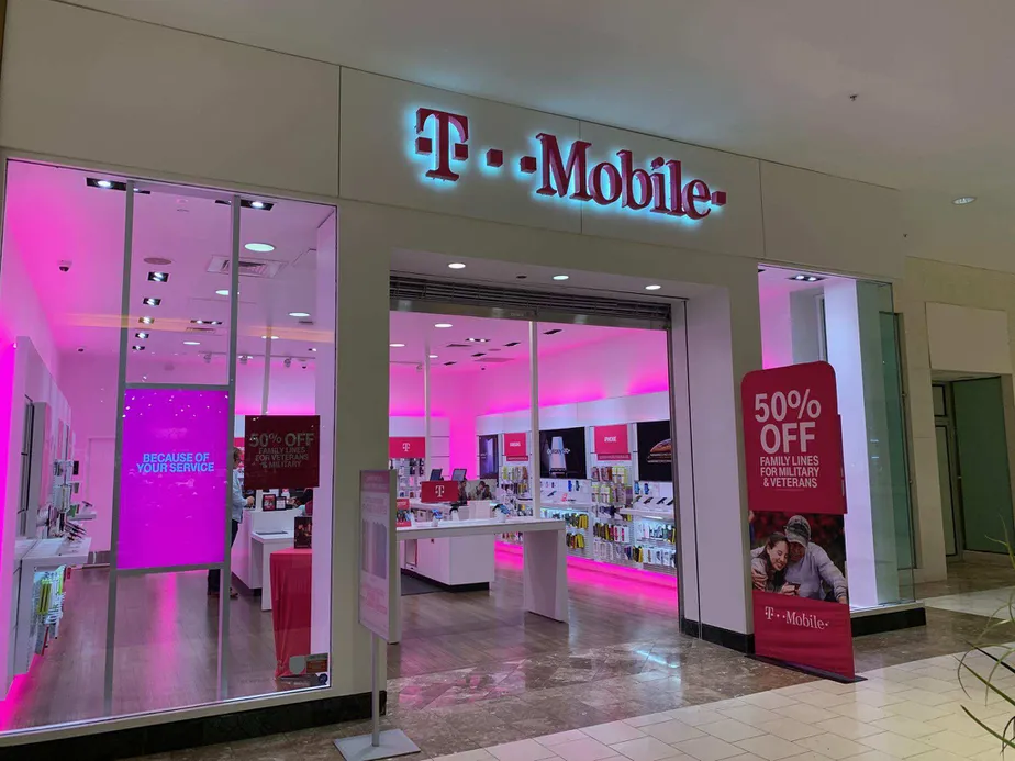 Exterior photo of T-Mobile store at Hawthorne Mall, Vernon Hills, IL