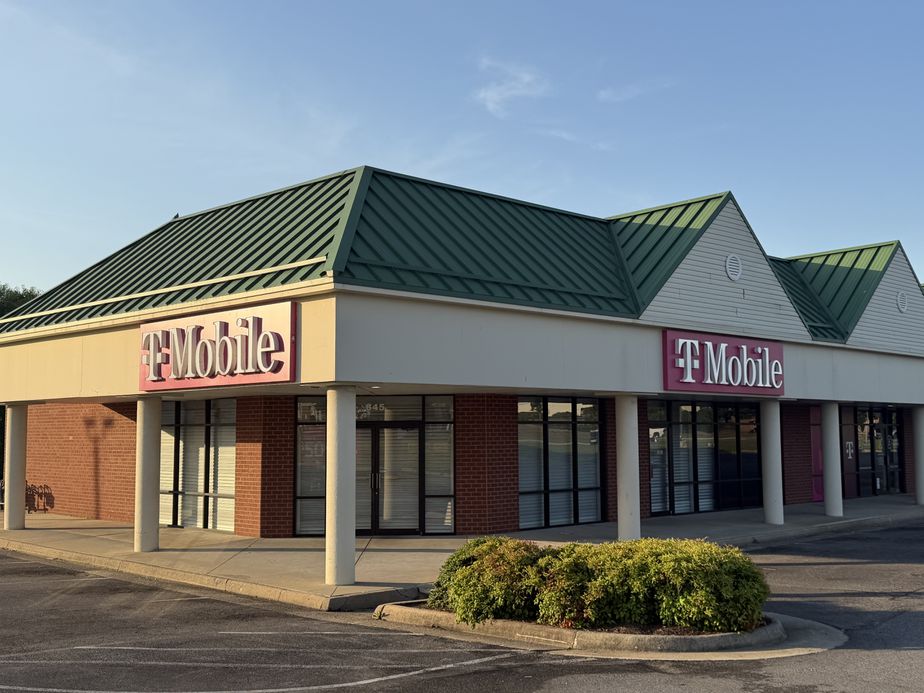  Exterior photo of T-Mobile Store at South Park Blvd & South Ave, Colonial Heights, VA 