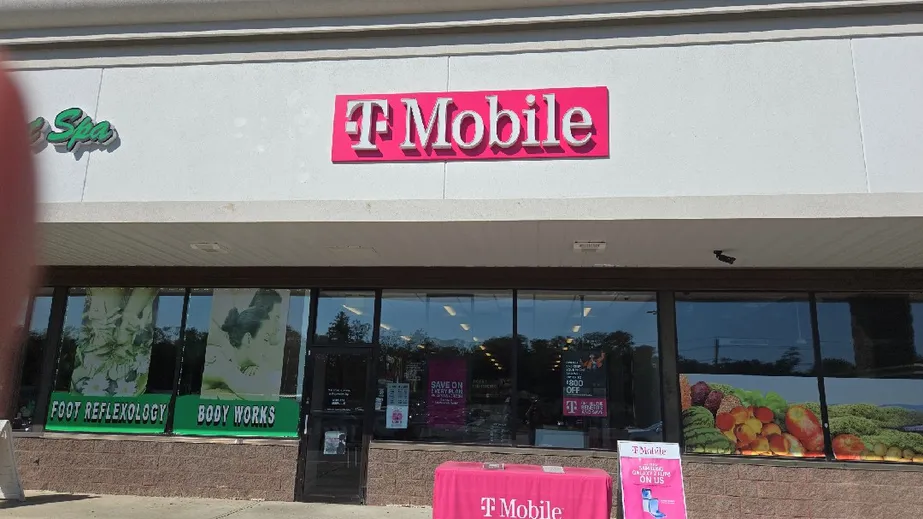  Exterior photo of T-Mobile Store at South Rd & Susan Ln, Poughkeepsie, NY 