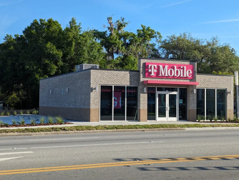  Exterior photo of T-Mobile Store at Noble & 3rd, Williston, FL 