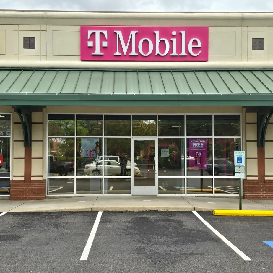  Exterior photo of T-Mobile Store at Virginia Center Station, Glen Allen, VA 
