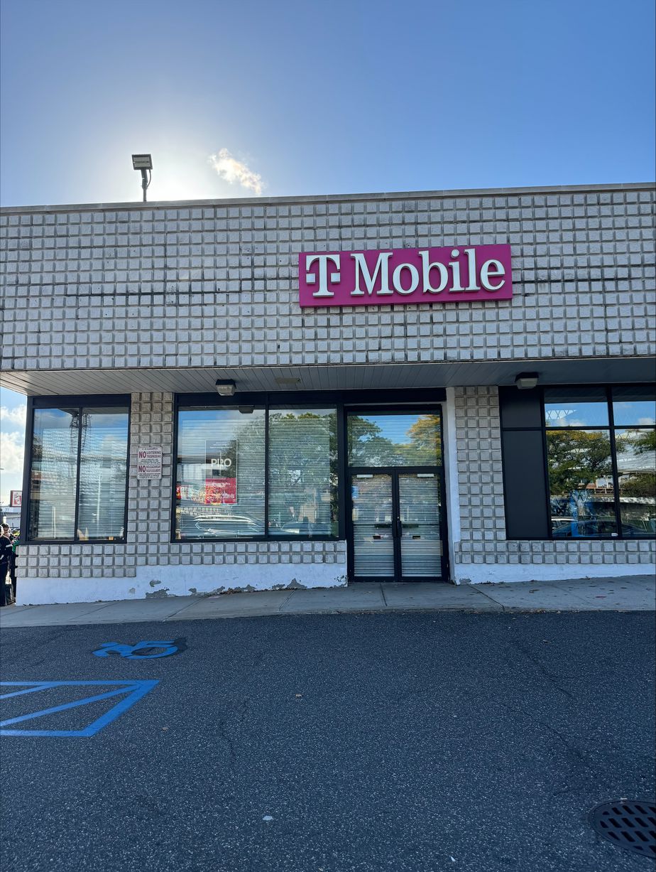 Exterior photo of T-Mobile Store at Sunrise Hwy & Henry St, Freeport, NY
